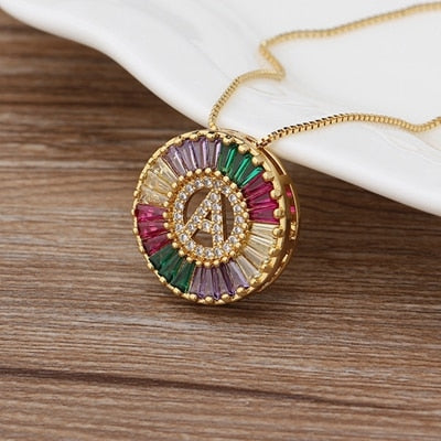 Colar Medalha Inicial com Zircônias Coloridas - Coleção Rainbow