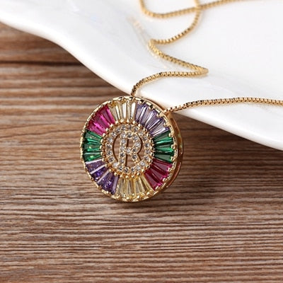 Colar Medalha Inicial com Zircônias Coloridas - Coleção Rainbow