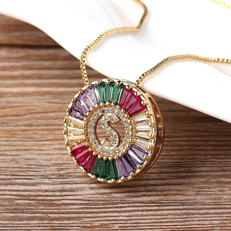 Colar Medalha Inicial com Zircônias Coloridas - Coleção Rainbow