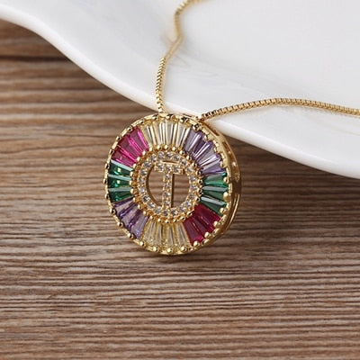 Colar Medalha Inicial com Zircônias Coloridas - Coleção Rainbow