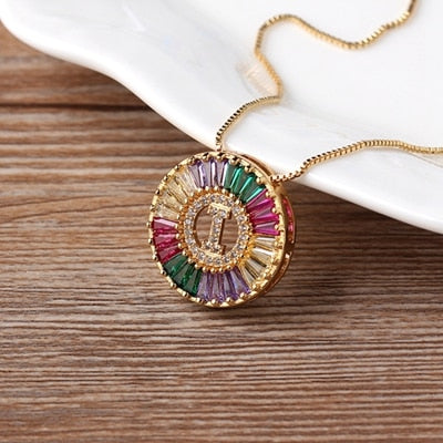 Colar Medalha Inicial com Zircônias Coloridas - Coleção Rainbow