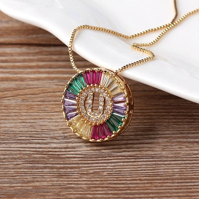 Colar Medalha Inicial com Zircônias Coloridas - Coleção Rainbow