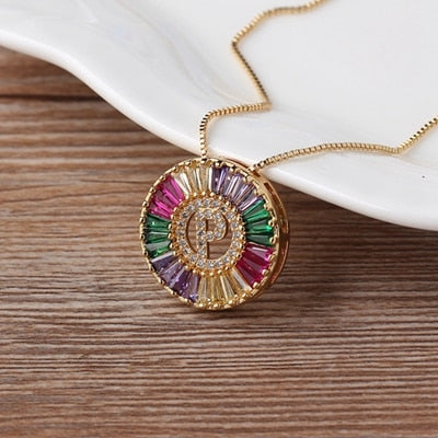 Colar Medalha Inicial com Zircônias Coloridas - Coleção Rainbow