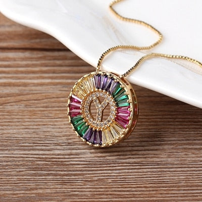 Colar Medalha Inicial com Zircônias Coloridas - Coleção Rainbow