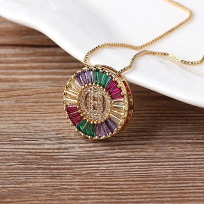 Colar Medalha Inicial com Zircônias Coloridas - Coleção Rainbow