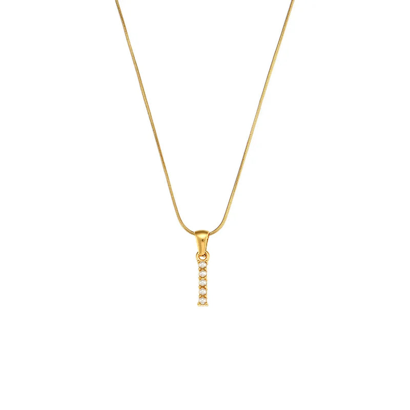 Colar Letra Inicial com Pérolas Banhado a Ouro 18K | Coleção Capri