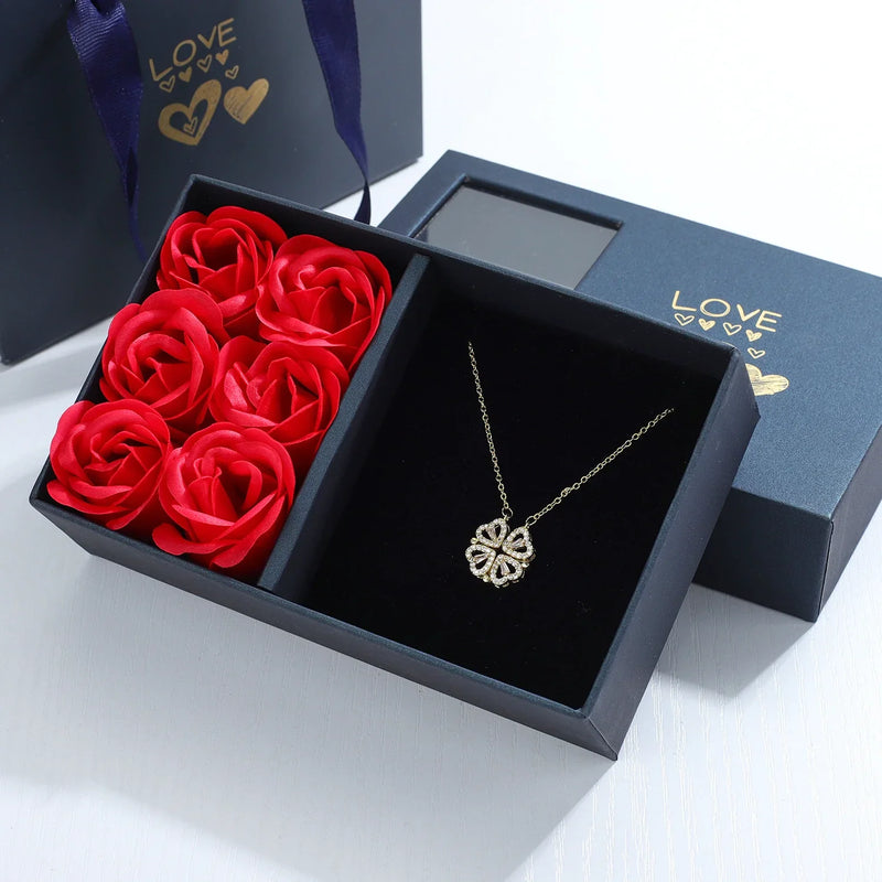 COLAR TREVO DA SORTE 2 EM 1 + CAIXA COM 6 ROSAS